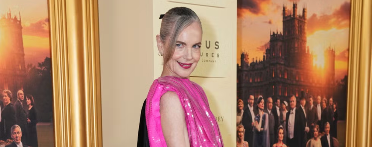 Elizabeth McGovern turns heads in colour-block chic at Downton Abbey premiere