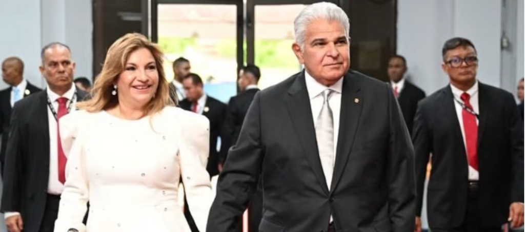 La primera dama Maricel Cohen de Mulino y su vestido blanco con cristales de Swarovski