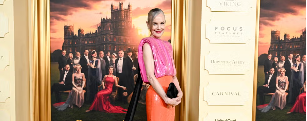 Downton’s Elizabeth McGovern rewrites the rules of beauty, proving grey hair is the chicest statement